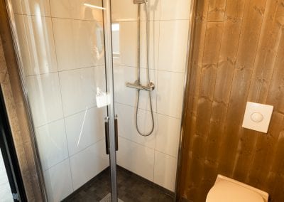 Bad med dusj og toalett