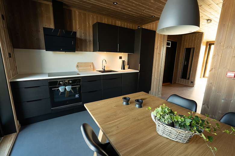 Kjøkken med dør ut til brygga