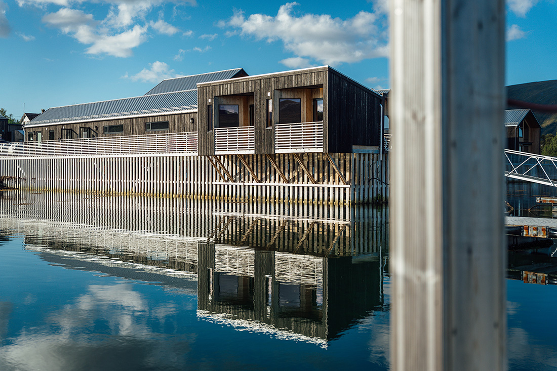 Loftstue med sofa og bord