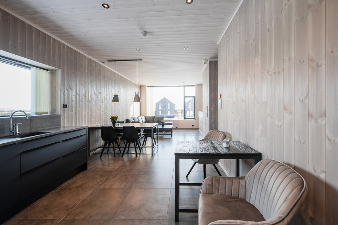 Kjøkken med spisebord, ovn og vask